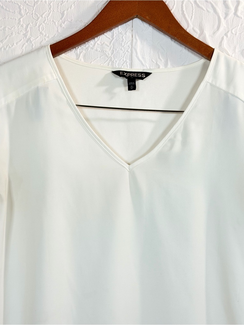 Express White Silky V Neck Lightweight Blouse Top Sz XS - Picture 3 of 14